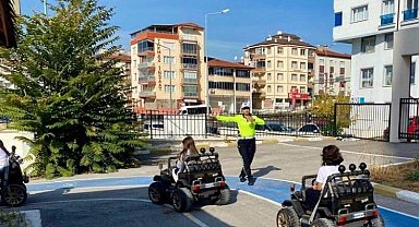 Bilecik'te miniklere trafikte güvenli adımlar eğitimi