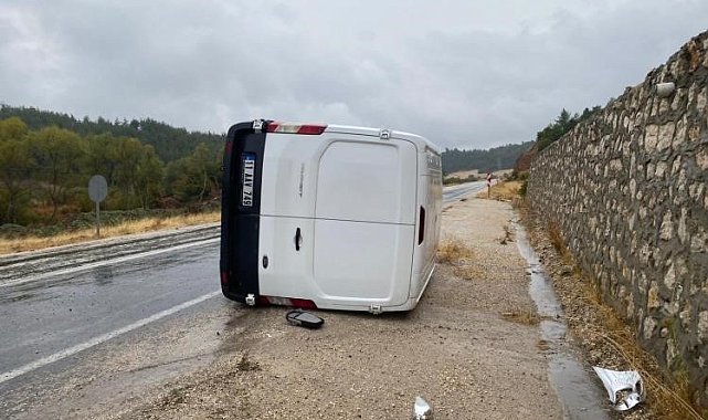 Bilecik'te seyir halinde kamyonet devrilirken, sürücüsü yaralandı