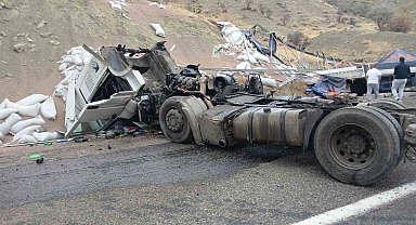 Bingöl'de tır devrildi: 1 yaralı