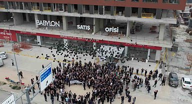 Binlerce mağdur gökyüzüne siyah balon bıraktı