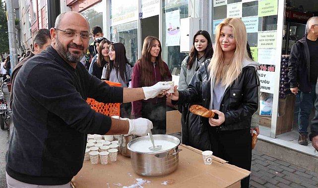 Bir bardak süt ile önyargıları yıktı, anlamlı etkinlik taktir topladı