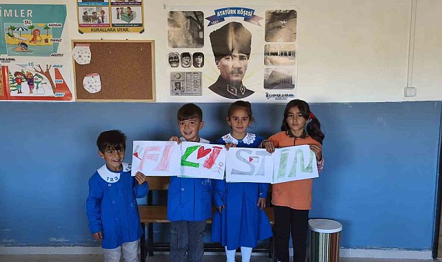 Bir tahta sıra, bir dünya vicdanı: Minik ellerden Filistin'e destek