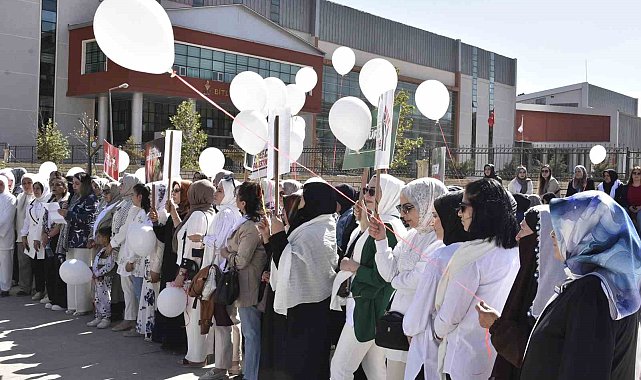 Bitlis'te kadınlar beyaz balonla İsrail'i kınadı