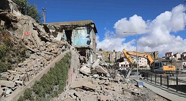 Bitlis'te metruk binalar yıkılıyor