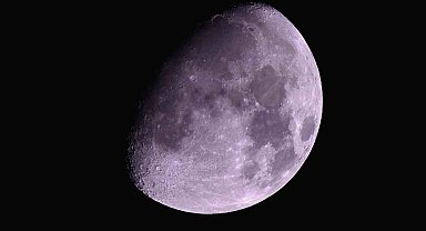 Bitlis'te "Şişkin Ay" gökyüzünü süsledi