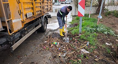 Bodrum'da aynı gün iki manzara: Bir yanda taşkın, diğer yanda deniz keyfi