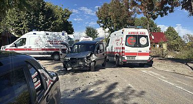 Bolu'da iki araç çarpıştı: 4'ü çocuk 5 yaralı