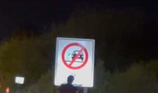 Böyle kaza görülmedi, motosiklet sürücüsü yol kenarındaki 'çöp atma' yazılı uyarı levhasına kafasını çarptı
