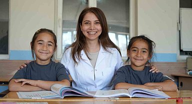 Bu okulda iki öğrenci, bir öğretmen var