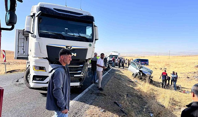 Bulanık'ta otomobil ile tır çarpıştı: 1 yaralı