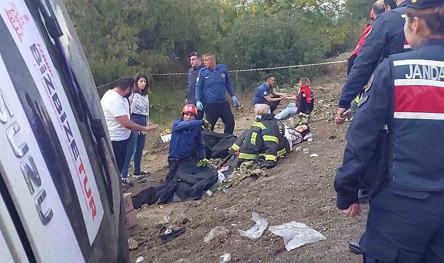 Buldan'dan İzmir'e dönen tur midibüsü şarampole yuvarlandı; 2 ölü 31 yaralı