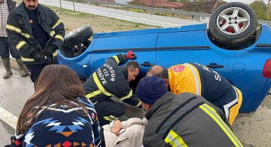 Burdur'da otomobil devrildi, sıkışan sürücüyü itfaiye kurtardı