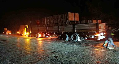 Burdur'da otomobil ile tır çarpıştı: 1 ölü, 2 yaralı