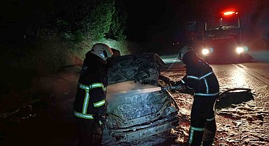 Burdur'da seyir halindeyken yanan otomobil kullanılmaz hale geldi