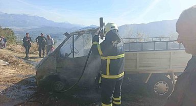 Burdur'da yanan kamyonet kullanılmaz hale geldi