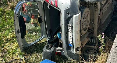 Burhaniye'de otomobil köprüden dereye devrildi