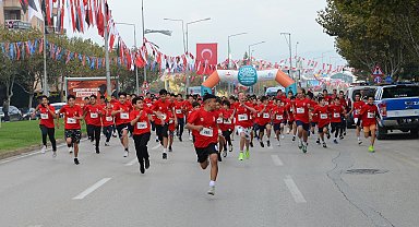 Bursa Nilüfer'de binler Cumhuriyet'e koştu