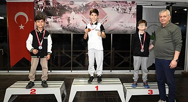 Bursa Osmangazi'de satranç ustaları kupalandı