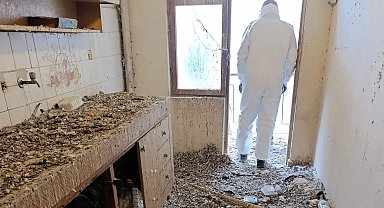 Bursa'da çöp eve dönen bina mahkeme kararıyla boşaltıldı