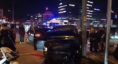 Bursa'da hafif ticari araç ile otomobil çarpıştı: 3 yaralı