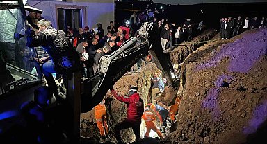 Bursa'da kanalizasyon çukuru kazarken göçük altında kalan 2 kardeş hayatını kaybetti