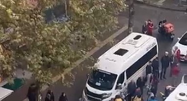 Bursa'da kaygan yolda dengesini kaybeden kurye düştü