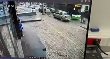 Bursa'da otobüs ve kamyonetin altında kaldılar