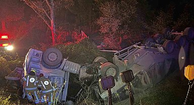 Bursa'da tır şarampole yuvarlandı: 2 yaralı