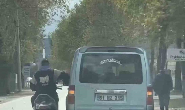 Bursa'da trafikte tehlikeli anlar kamerada: Sohbet etmek için seyir halindeki araca yaslandı