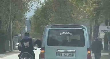 Bursa'da trafikte tehlikeli anlar kamerada: Sohbet etmek için seyir halindeki araca yaslandı