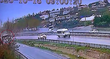 Büyükçekmece'de yağmur nedeniyle kayan otobüs yoldan çıktı