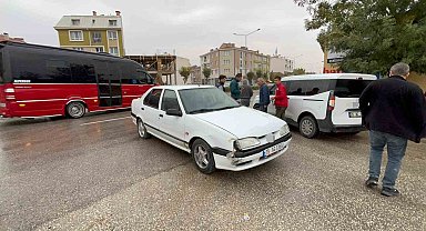 Çaldığı otomobilin patlayan lastiğine rağmen kilometrelerce polisten kaçtı, trafikteki araçlara çarptı