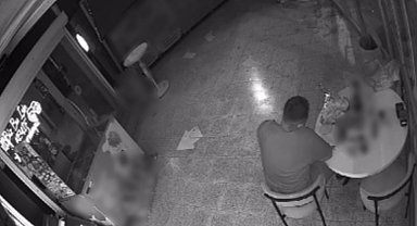 Camını kırıp girdiği markette çilingir sofrasını kurup 1 saat alem yaptı