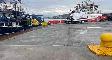 Çanakkale Boğazı'nda balıkçılar, denizde çırpınan bir kişiyi kurtardı