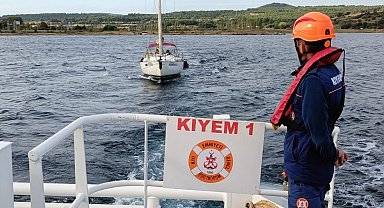 Çanakkale Boğazı'nda makine arızası yaparak sürüklenen tekne kurtarıldı