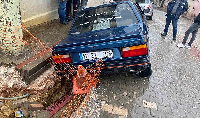 Çanakkale'de çöken yol otomobilleri yuttu