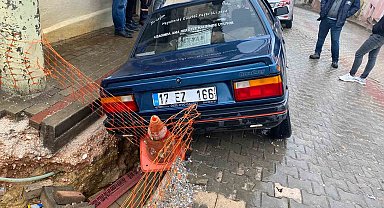 Çanakkale'de çöken yol otomobilleri yuttu