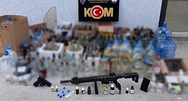 Çanakkale'de kaçakçılıkla mücadele operasyonu, çok sayıda sahte alkol ve kaçak silah yakalandı
