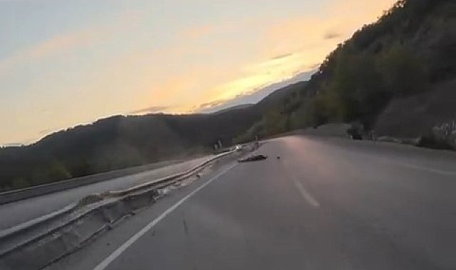 Çanakkale'de seyir halindeki motosikletlinin kaza anı kameraya yansıdı