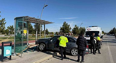 Çarpışan otomobilden birisi durağa daldı: Otobüs bekleyen şahıs yaralandı