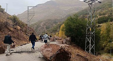 Çatak'ta yola kaya parçaları düştü