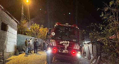 Çatalca'da samanlık yangını eve sıçradı, 4 hayvan telef oldu