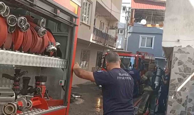 Çatı katında çıkan yangın paniğe neden oldu