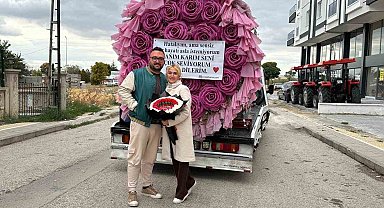 Çekiciyle dev bir çiçek buketi göndererek eşinden özür diledi