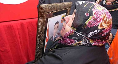 Cenazede yürek burkan feryat, anne şehit oğlunun fotoğrafına sarıldı: "Kurban olurum sana"