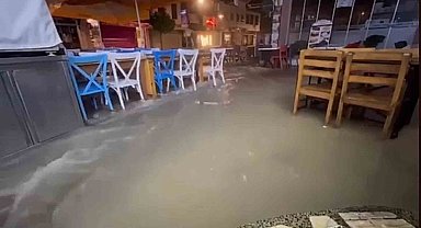 Çeşme'de şiddetli yağmur sele dönüştü