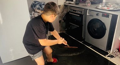 Ceylanpınar'da bir evi kanalizasyon suyu bastı