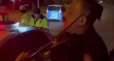 Cezaya fasıl molası: Darbuka ve kemanla oyun havası