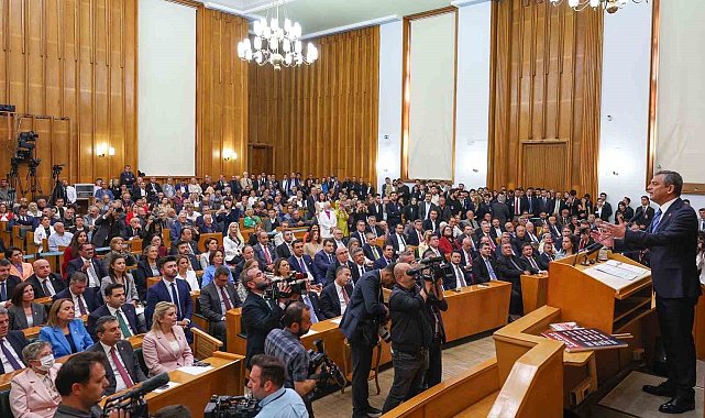 CHP Lideri Özel: "Yaz boyunca mücadele eden, çalışan, direnen milletvekillerimin huzurunda, 70 gün deniz, kum, güneş ile yaşayan, buna doyan iktidar milletvekillerini hatırlatmak gerekiyor"