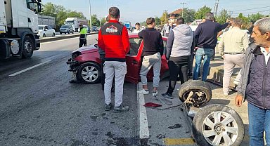 Cip ile çarpışan otomobilin arka tekerlekleri yola fırladı: 2 yaralı